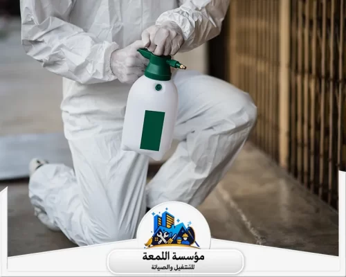 شركة مكافحة حشرات بالرياض 0502971730 شركة اللمعة فني يستخدم جهاز التنظيف بالبخار لإزالة البقع والأوساخ من الكنب، مما يعيد للمفروشات نظافتها.