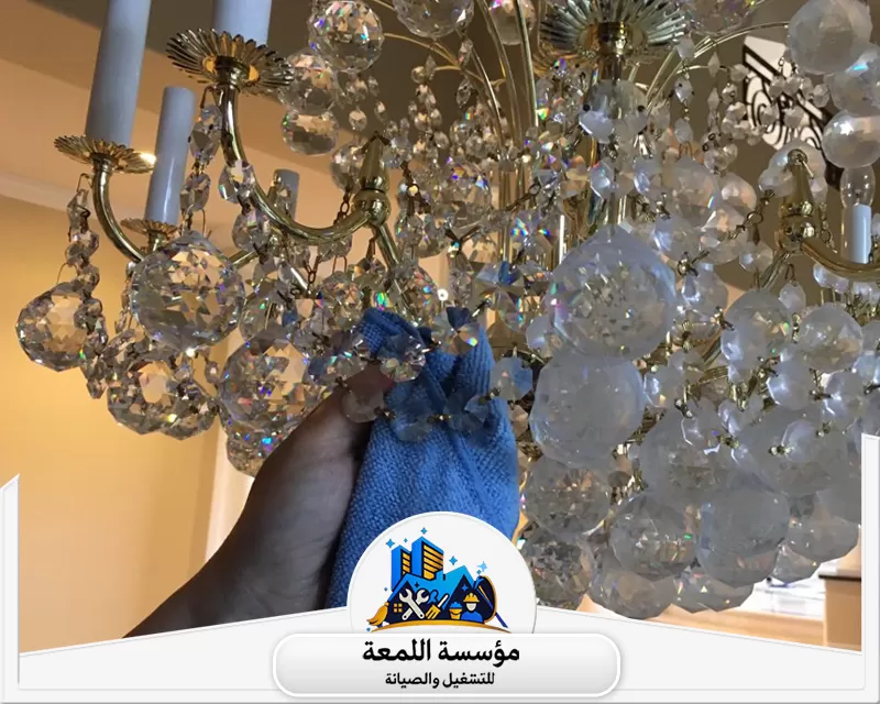 شركة تنظيف ثريات بالرياض 0565283428 شركة اللمعة تنظيف دقيق للنجف الكريستالي. يتم مسح خرزات الكريستال الذهبية والشفافة لضمان استعادة البريق.