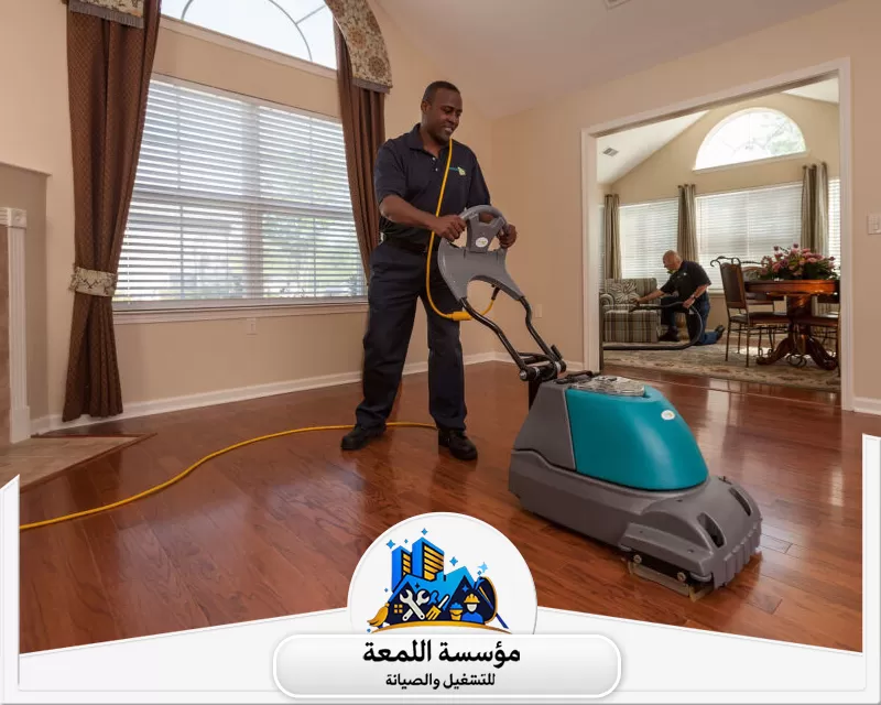 شركة تنظيف بالمجمعة 0565283428 شركة اللمعة تنظيف واجهات المباني الزجاجية المرتفعة. يتطلب استخدام معدات التسلق والحبال المتخصصة.