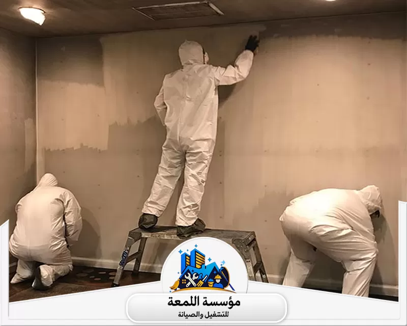 شركة تنظيف منازل بعد الحريق بالرياض والخرج 0565283428 شركة اللمعة تنظيف وإزالة آثار السناج من جدران الغرفة. يتم استخدام معدات حماية متكاملة ومواد متخصصة لتهيئة الجدران.