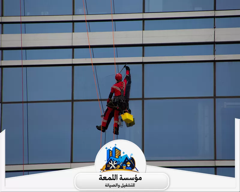 شركة تنظيف مكاتب بالرياض 0565283428 شركة اللمعة تنظيف الواجهات الزجاجية للمباني الشاهقة باستخدام حبال ومعدات تسلق متخصصة لضمان نظافة وسلامة مثالية.