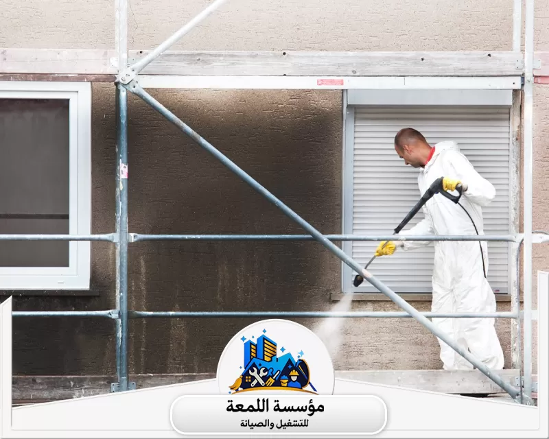 شركة تنظيف واجهات حجر بالرياض 0565283428 شركة اللمعة تنظيف واجهات المباني الخارجية بضغط الماء العالي. يتم العمل من خلال سقالة لضمان نظافة عميقة للأسطح.