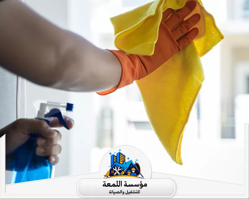 شركة تنظيف شبابيك بالرياض 0565283428 شركة اللمعة تلميع النوافذ والأسطح الزجاجية. يتم استخدام بخاخ ومنشفة مخصصة لضمان نظافة مثالية خالية من البقع.