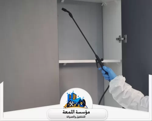 شركة رش مبيدات بالرياض 0502971730 شركة اللمعة رش مبيدات داخل الخزائن بدقة لضمان إبادة تامة للحشرات المختبئة، مع الوصول إلى الزوايا والفواصل بأمان