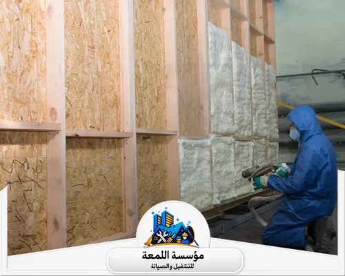 شركة عزل اسطح 0502971730 شركة اللمعة فني مؤسسة اللمعة يرتدي زي الحماية أثناء رش عزل الفوم بدقة واحترافية.